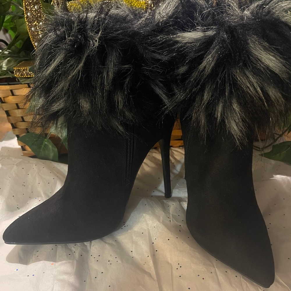 Elegant Black Fur-Trimmed Women's Boots - Picture 2 of 8